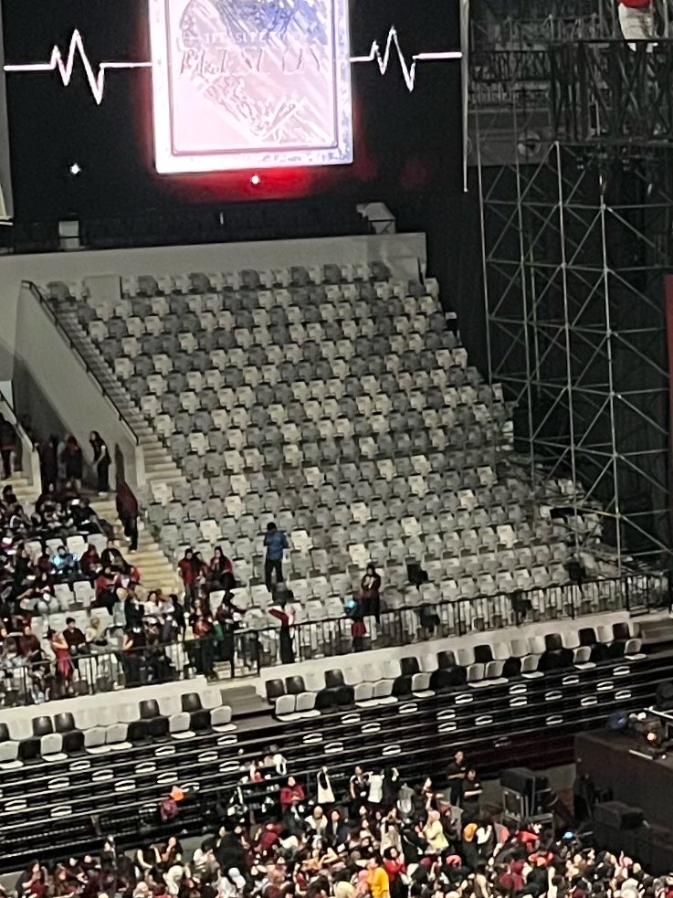 leedaingf's tweet photo. aku hitung ini ada -+400 seat, ko gaada yg nyantol ya https://t.co/upR8ncVd2l