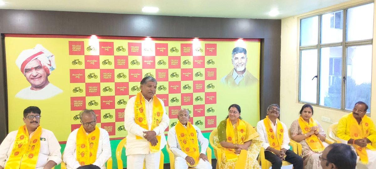 itdpts's tweet photo. సంస్థ ‘టీజీఆర్‌టీసీ కార్మికపరిషత్’ లో ఆర్‌టీసీ కార్మికులు చేరడం జరిగింది. ఈ సందర్భంగా పొలిట్ బ్యూరో సభ్యులు బక్కని నర్సింహులు, జాతీయ అధికార ప్రతినిధి జ్యోష్ణ గారు తెలుగుదేశం పార్టీ కండువాను కప్పి వారిని పార్టీలోకి ఆహ్వానించారు. https://t.co/vznFAe3BT8