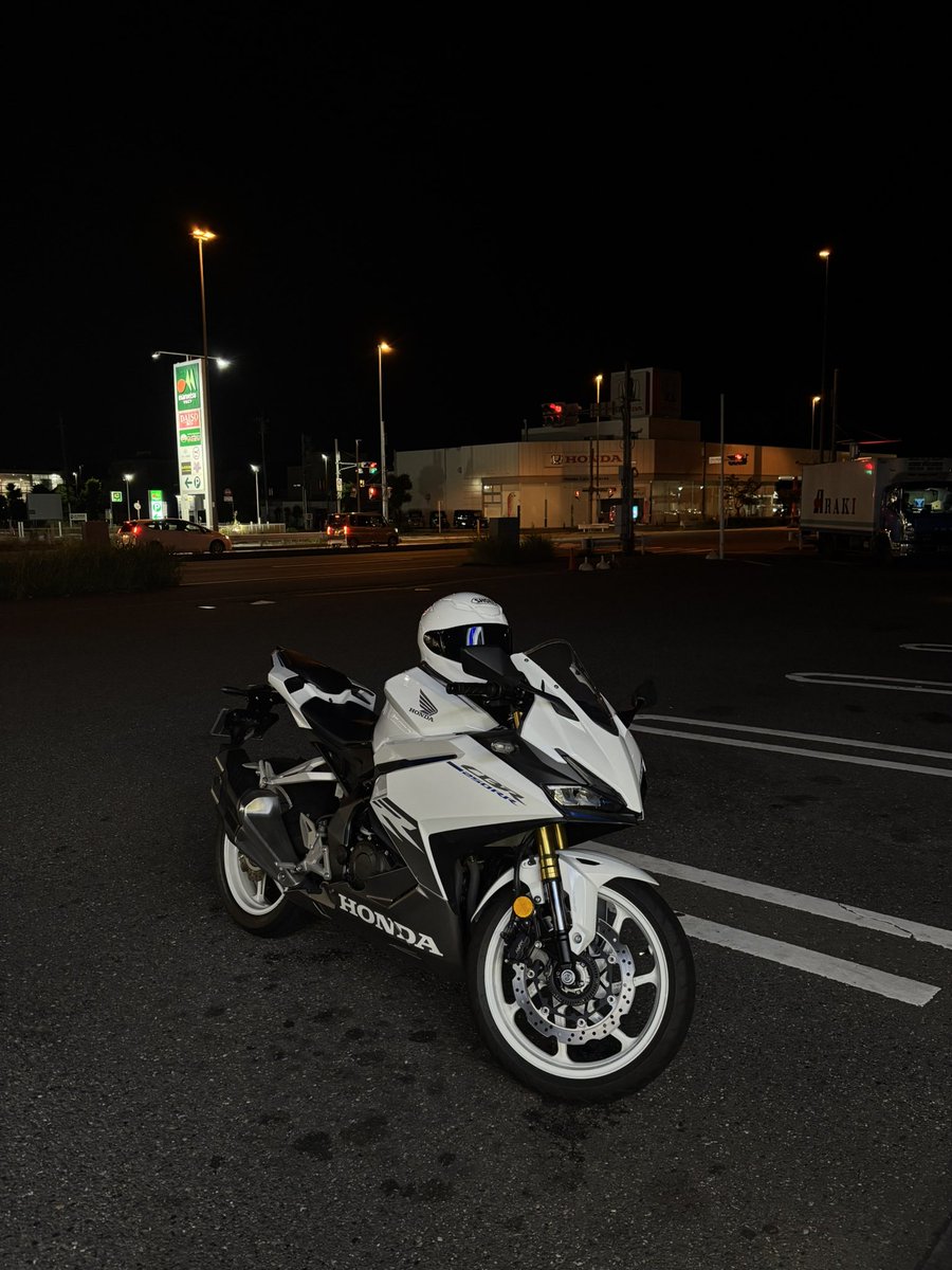 civom16's tweet photo. まだ走りたいけど充電なくなりそうで帰るか
帰らないか一生悩んでる https://t.co/dk9pzSbBuU