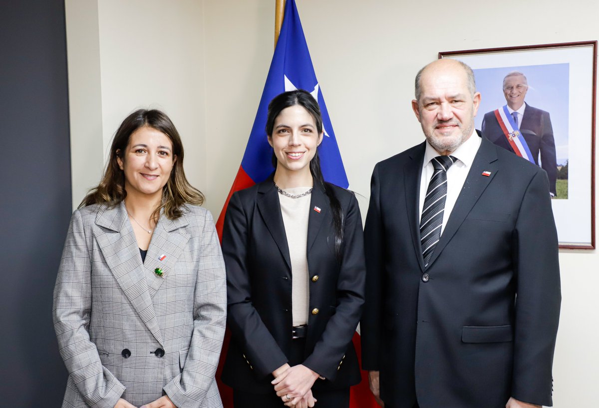 MMAChile's tweet photo. ¡Estamos en La Araucanía! La Ministra Francisca Toledo se reunió con el Delegado Presidencial Francisco Ljubetic de @DPRLaAraucania, y la Seremi de MMA, Paula Castillo, para avanzar en los principales desafíos ambientales de la región. https://t.co/m2F7lCShVo