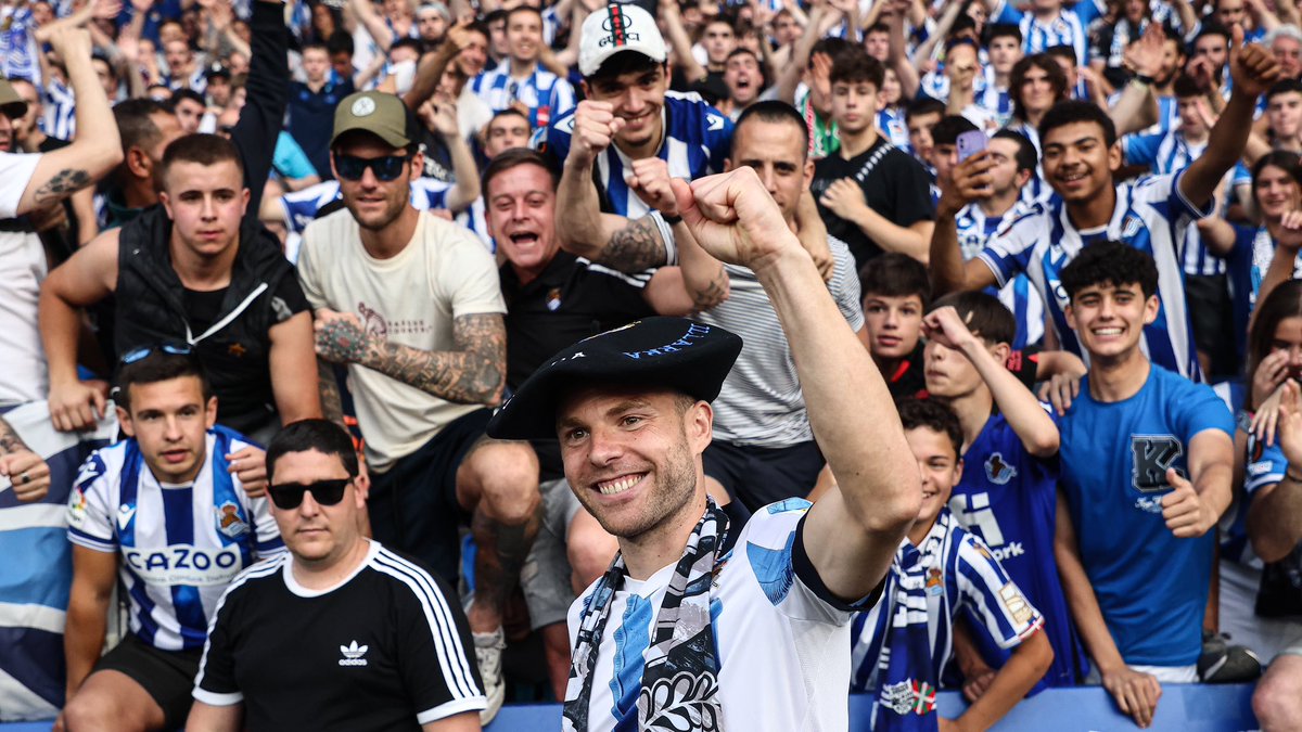 illarra4's tweet photo. Se cumplen 3️⃣ años de mi último partido con la @RealSociedad 🔚 Siempre agradecido por todo el cariño recibido 💙 #AurreraReala #tbt #OnThisDay https://t.co/HBvfoa1NAZ