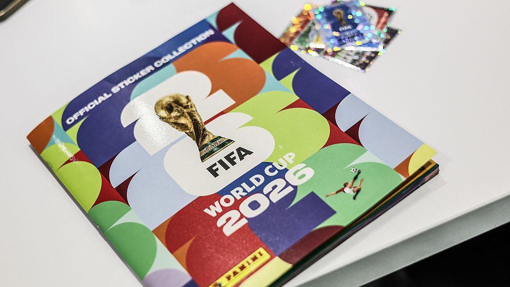 af_toe's tweet photo. Panini-voetbalplaatjes, wie is er niet mee opgegroeid... Het allereerste WK-album is een zeldzaam collectorsitem, waarvoor grof geld betaald wordt. In welk jaar kwam het uit? #voetbalquiz https://t.co/aiyerkHbW2