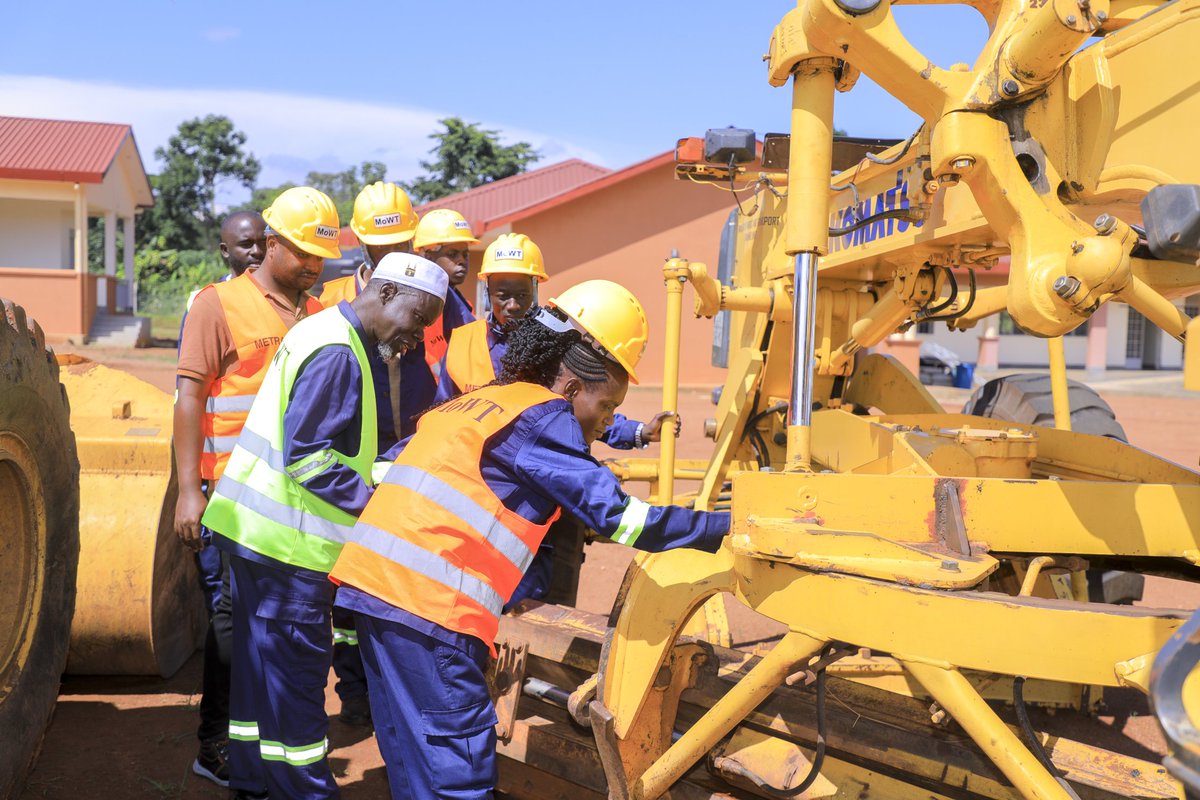 MoWT_Uganda's tweet photo. Training is in full swing at the Mechanical Engineering Training and Advisory Centre (METRAC) in Luwero, where 21 operators are undergoing simulator-based training under @MoWT_Uganda's Pilot Simulator Operator Training Program.

The hands-on sessions are equiping participants to build confidence, improve safety awareness & develop practical skills before operating real equipment on site.