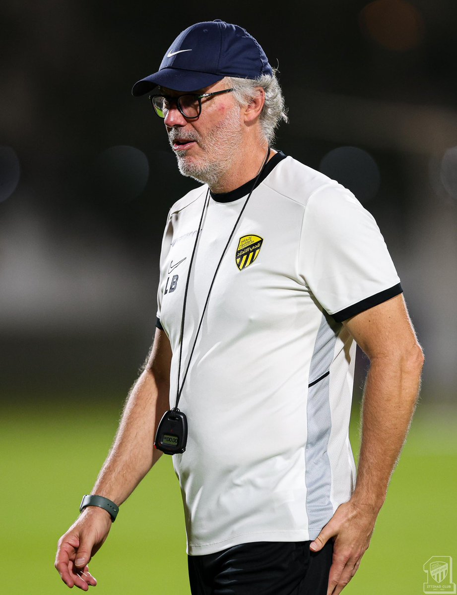 A7md989's tweet photo. ماذا لو عاد المدرب الافضل في روشن لـ الاتحاد !؟

 #خروج_سندي_مطلب_الجمهور18 https://t.co/k7nAhC9e6k