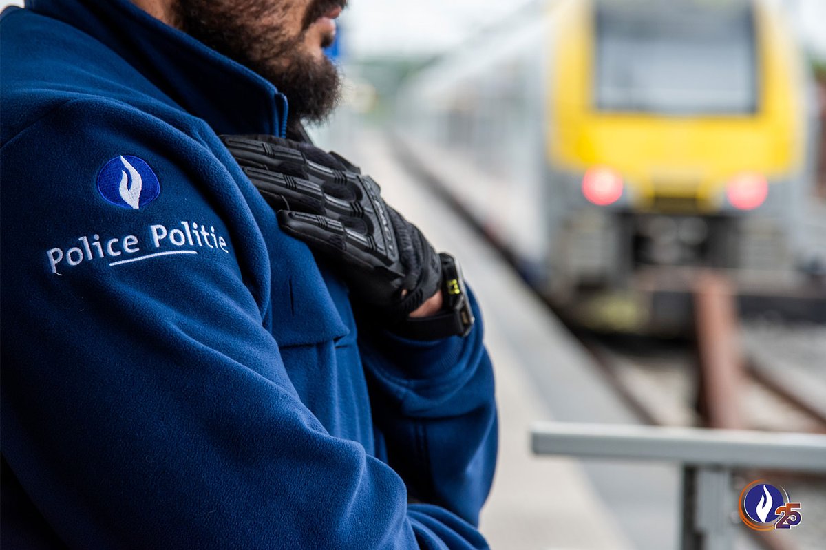 federalepolitie's tweet photo. Gisteren vond een grote actie plaats op het openbaar vervoer in Waals-Brabant. De Federale Politie controleerde samen met de Lokale Politie 428 personen, 110 bussen van de TEC en 19 voertuigen. Er werd cannabis in beslag genomen, 575 euro en een verboden wapen.
#SPC #FIPA https://t.co/TcPXxOxYGy
