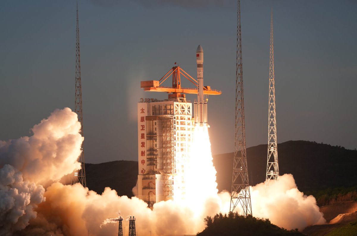 wulei2020's tweet photo. Congratulations！A modified #LongMarch6 carrier rocket carrying a new satellite group blasted off from the #Taiyuan Satellite Launch Center in north China's Shanxi Province at 7:39 pm Beijing time on June 4, 2026. https://t.co/4E8aWbiVC6