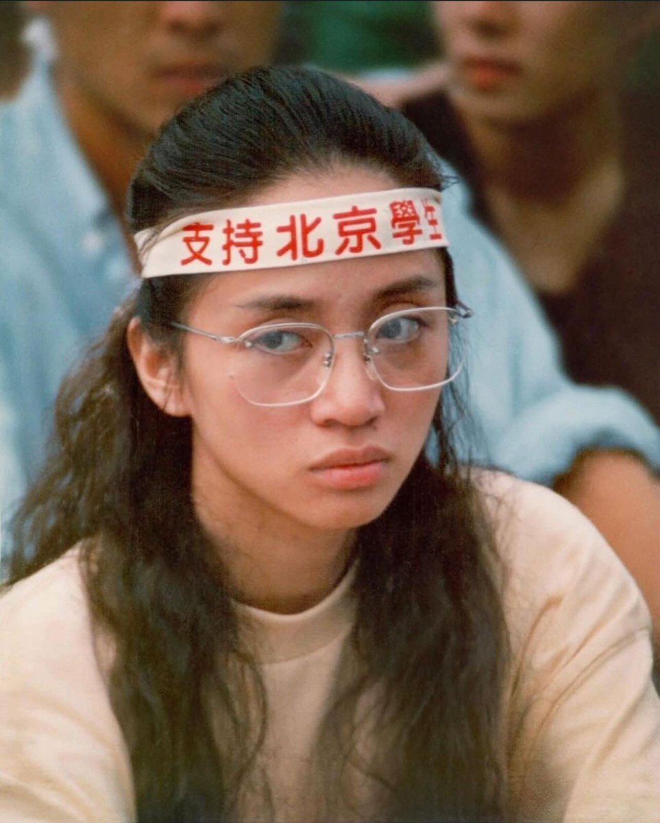 jielijian's tweet photo. 六四聲援學生 梅艷芳女士

六四事件後，她持續參與聲援活動，赴美國和加拿大義演為海外民運團體籌款。 
《血染的風采》後來成為她最具代表性的六四紀念歌曲之一，香港多年來的六四燭光悼念活動也經常演唱這首歌。 
梅艷芳唯一的女徒弟何韻詩更是為了香港自由向極權中共暴政抗爭！ https://t.co/4drGZdjQkX