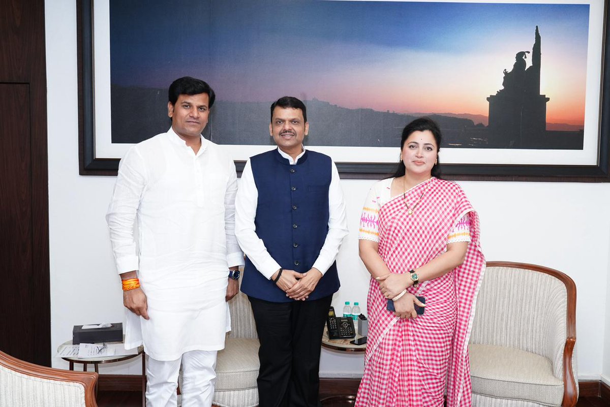 mlaravirana_ysp's tweet photo. महाराष्ट्राचे लोकप्रिय मुख्यमंत्री आदरणीय देवभाऊ यांची 'वर्षा' बंगल्यावर पुन्हा सदिच्छा भेट घेऊन आशीर्वाद घेतले! https://t.co/N3wQeYJb2n