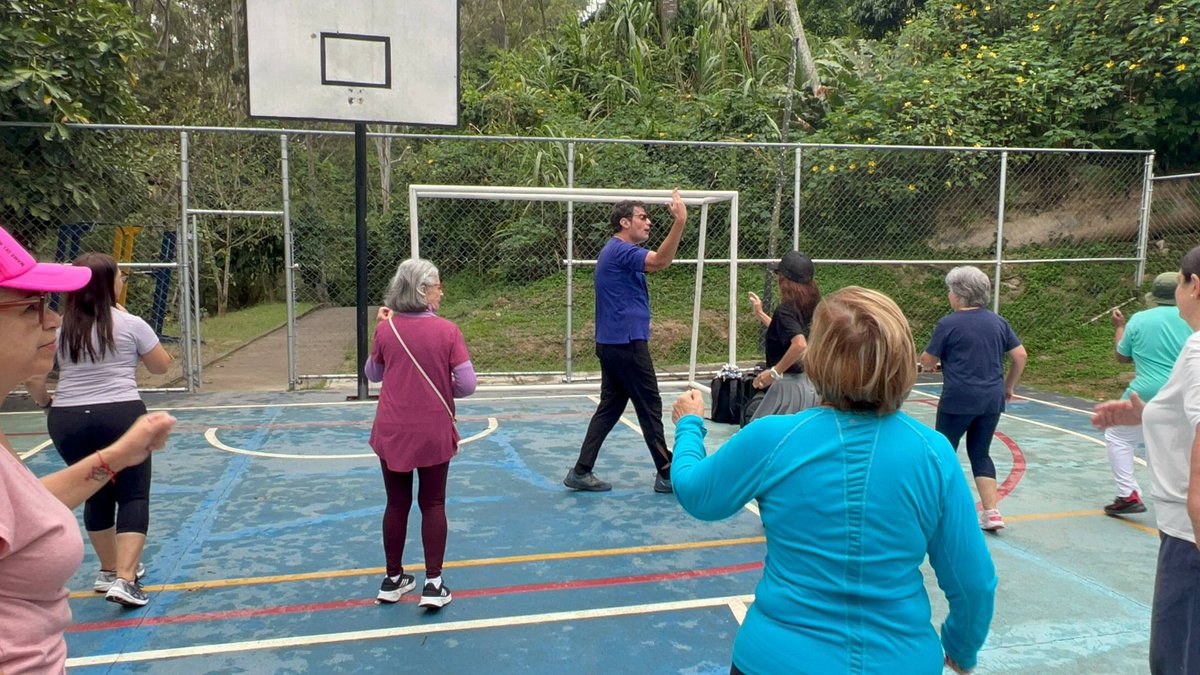 ElHatillo's tweet photo. Clase de baile en el parque El Cigarral 🕺🏻

Vida saludable para nuestros vecinos 👏🏻

¡Vamos por más!✅ 

#ElHatillo #FernandoMelana https://t.co/kqRUxsiE7O