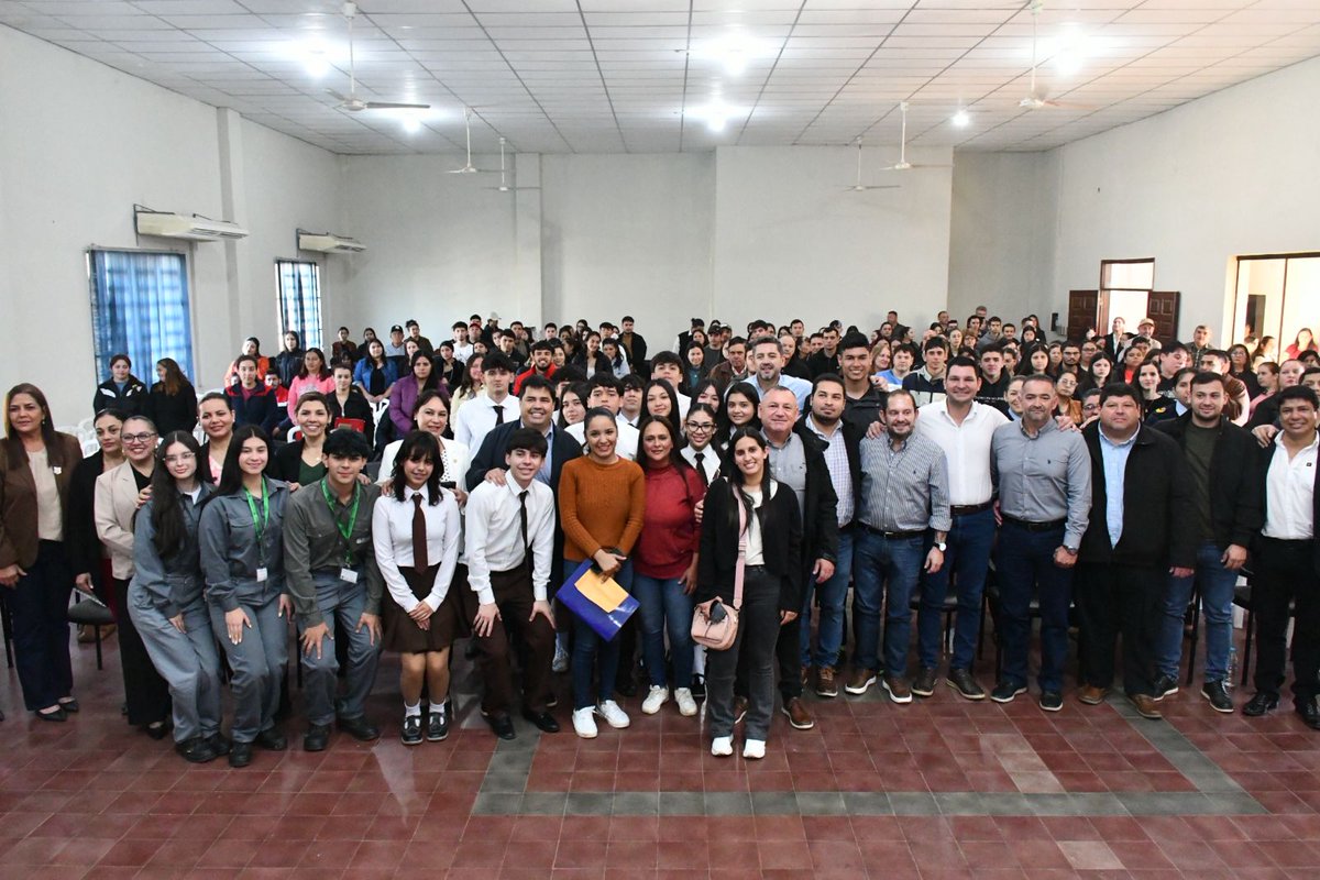 AllianaPedro's tweet photo. Hoy entregamos 326 becas universitarias a jóvenes estudiantes de Ñeembucú, un importante logro concretado gracias al convenio entre la @ebypy y la Gobernación. Inversión: G. 1.304 millones. Seguimos apoyando la educación y el futuro de nuestro departamento. https://t.co/XztjkuAMC3