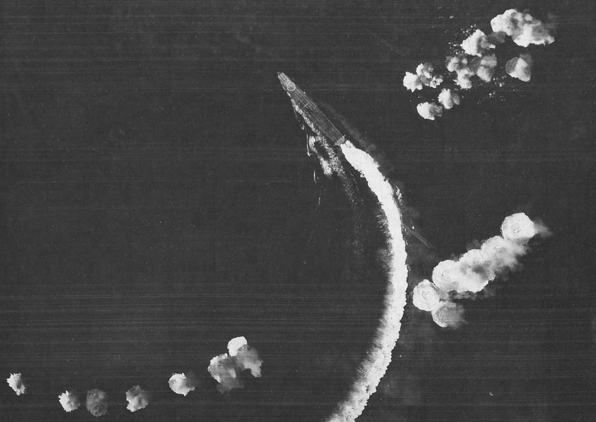 JPNHistoria's tweet photo. 1942年、昭和17年6月5日
ミッドウェー海戦

07:15、赤城は後方遠距離に米雷撃隊12機を発見。各空母は来襲する米雷撃隊に対する回避運動や上空警戒機もこの雷撃隊に注意を奪われている中、米艦爆隊が急降下爆撃に入り、「赤城」「加賀」「蒼龍」が被弾。後に空母3隻及び「飛龍」も撃沈された。 https://t.co/I33OtVWbJm