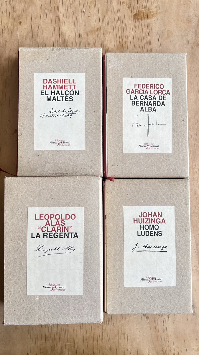 padillandres's tweet photo. @alianza_ed Espero que los 60 estén al nivel de su 30 aniversario. 

Entonces publicaron una colección emblemática que muchas personas seguimos buscando en los estantes, mesas y catálogos de librerías de viejo, tianguistas y plataformas de comercio electrónico. https://t.co/eG0bOBLely