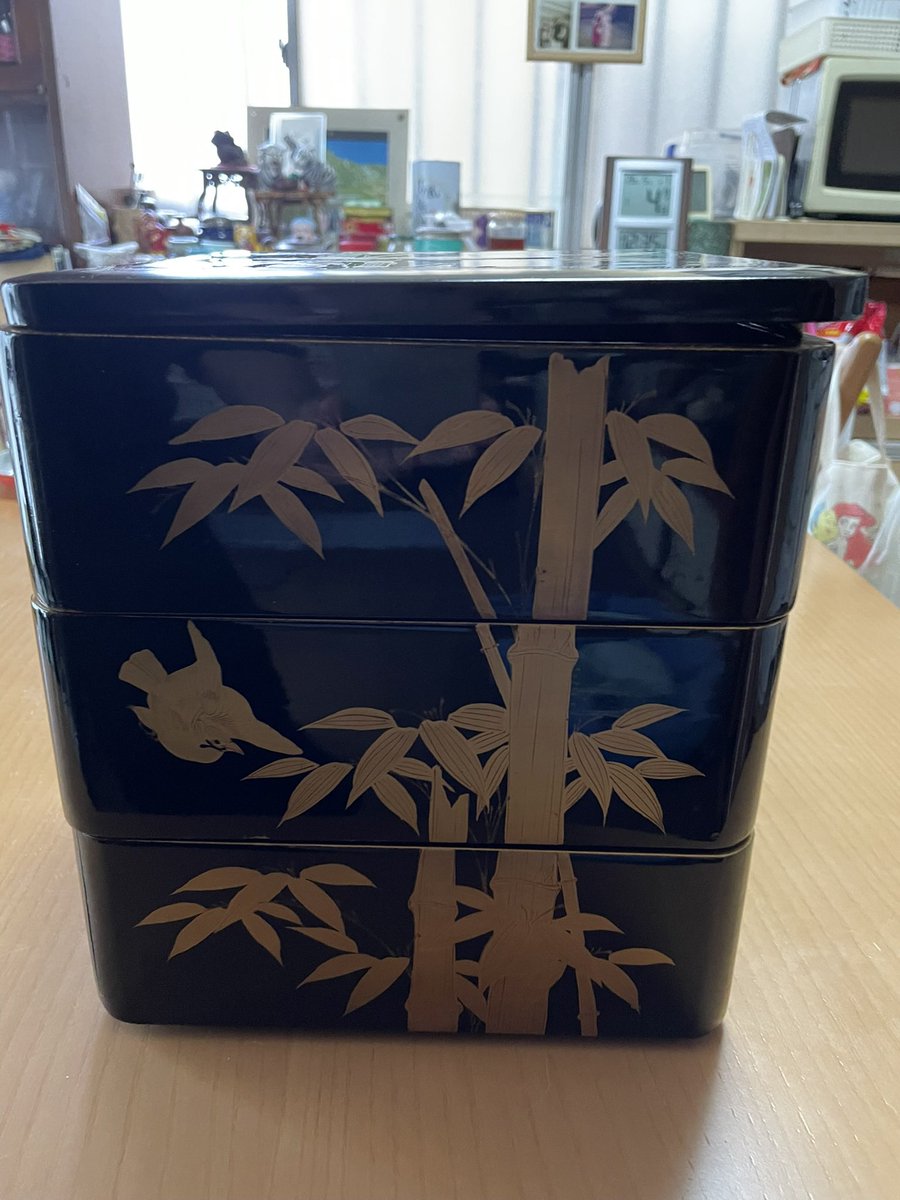 一本の木から作られた箪笥 …箪笥は、古家具の中でも人気が無く 現代