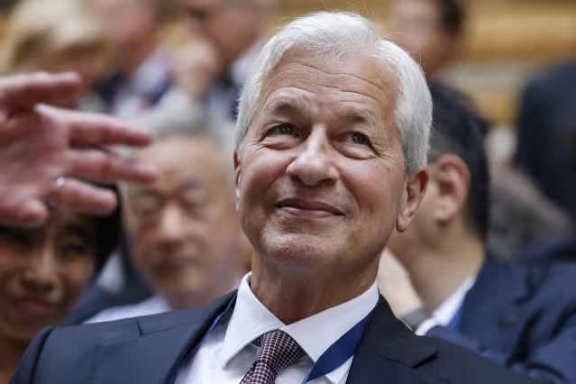 exec_sum's tweet photo. Jamie Dimon will personally pitch JPMorgan's high-net-worth clients on SpaceX's IPO

Dimon will host a 'live interactive discussion' today, simulcast from JPM's HQ, for over 2,500 clients across 90 locations and 26 states

He will be joined by JPM's asset and wealth management CEO Mary Callahan Erdoes and SpaceX president Gwynne Shotwell and CFO Bret Johnsen

Bank of America is also hosting a similar client event for over 5,00 clients with co-president Jim De Mar
