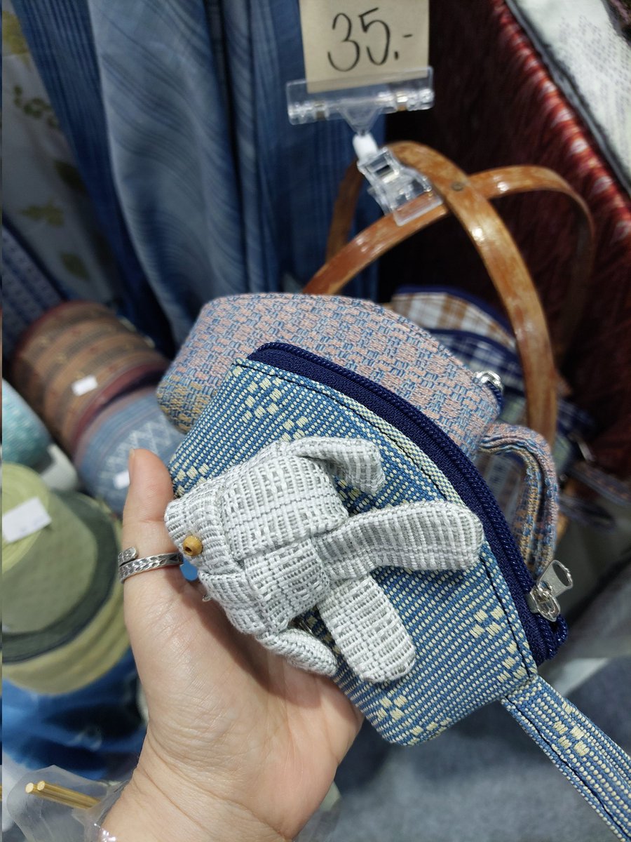 IJIA_P's tweet photo. สารพัดของกุ๊กกิ๊กจาก #craftsbangkok  ตั้งแต่ 0 บาท ถึง 200 บาท  ปีนี้มีของชิ้นเล็กให้ซื้อเยอะเลย ☺️ https://t.co/G8cgcdUEAJ