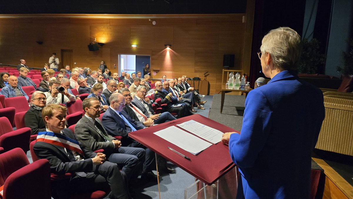 Prefet18's tweet photo. #VisiteOfficielle | ✨Anne Le Hénanff, ministre déléguée chargée de l’Intelligence artificielle et du Numérique, en visite dans le Cher.
Au programme, aux côtés du préfet du Cher :
✅ Inauguration du pylône 4G à Nançay, challenge national du fait de la proximité du radiotélescope de Nançay. Un pas de plus pour une couverture numérique optimale dans notre département ! 📶💡
✅ Réunion d’information avec les élus locaux au Domaine de la Grande Garenne à Neuvy-sur-Barangeon : échanges constructifs sur la fermeture du réseau cuivre et la extinction des réseaux 2G/3G et le déploiement de la fibre. 📡🗣️
✅ Visite du foyer des jeunes travailleurs à Saint-Amand-Montrond : discussions enrichissantes sur l’inclusion numérique et l’accompagnement des jeunes et des moins jeunes vers l’autonomie numérique. 🏡💻
Un grand merci à tous les acteurs locaux pour leur engagement et leur accueil ! Ensemble, nous œuvrons pour un Cher connecté et inclusif. 🌟
