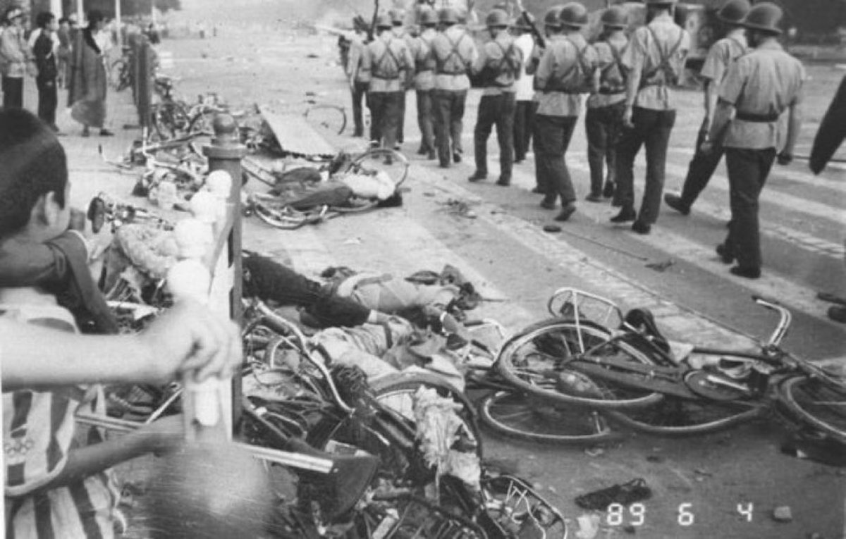 alemp89's tweet photo. No bro, en la masacre de Tiananmen no murió nadie, esa es propaganda de occidente 🤡

La única evidencia es la del hombre del tanque, a quien los soldados (que iban a dar abrazos) no atropellaron, bro 🤡 https://t.co/gDyTm07cfD