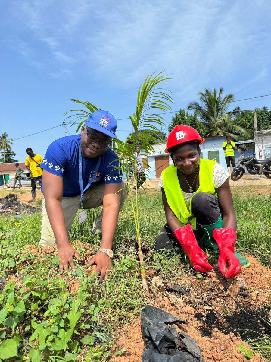 Cimcoindustrie's tweet photo. Chez CIMCO INDUSTRIE, la protection de l’environnement est plus qu’un sacerdoce. Rendre un peu à la nature ce qu’elle nous donne gracieusement au quotidien, nous en faisons notre mission.
Plus de 1000 arbres fruitiers ont été plantés ce 1er juin 2026 à KPALIME.
#Cimco #Industrie https://t.co/NJJLmFfKvM