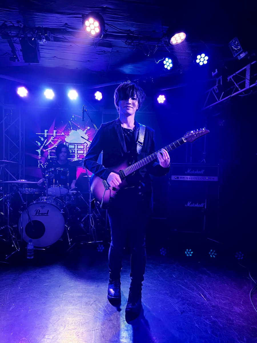 SubaigureRuk's tweet photo. 今日は吉祥寺CRESCENDOへ！
#落果 一周年イベント
行きました💐✨️

どの出演者さんも一周年祝われてて
盛り上げてて素晴らしかった🎵

改めて一周年おめでとうございます㊗️🎉

メドレー演奏でたくさん楽曲聴けたり
後ろのモニターに写真や映像が出たりで
暴れつつも感動してステージ観ました😭✨️ https://t.co/gUHNRUHEaU