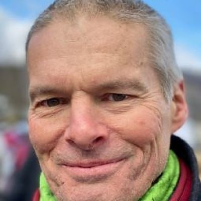 verein_wir's tweet photo. Wenn Ärzte zu Aktenzeichen werden …
https://t.co/tvk3ALpHcF
🔴Der Fall von Dr. med. Björn Riggenbach aus Neuenburg/CH wirft Fragen auf, die weit über eine einzelne Praxis hinausgehen.

Persönlich untersuchte Patienten. Ausgestellte Atteste auf Grundlage medizinischer Befunde. Öffentliche Kritik an Pandemie-Massnahmen und Impfpolitik. Danach: Hausdurchsuchung, administrative Verfahren, Praxisverbot in zwei Kantonen und jahrelange Auseinandersetzungen mit Behörden. Es erfolgte nie eine Gerichtsverhandlung. In der Schweiz, wohlgemerkt!

Seit August 2023 gilt für ihn ein dreijähriges Praxisverbot in Neuenburg und Waadt. Heute arbeitet er nur noch als Komplementärtherapeut weiter.

Eine freie Gesellschaft erkennt Dissens als Teil wissenschaftlicher Debatte. Eine verunsicherte Gesellschaft erklärt ihn zum Risiko. Wenn Ärzte nur frei sind, solange sie das sagen, was Behörden hören wollen, dann ist das keine echte Gewissens- oder Berufsfreiheit mehr.

Wer heute schweigt, weil Ärzte für abweichende Auffassungen sanktioniert werden, sollte sich fragen, welche Freiheit morgen noch übrig bleibt.
@querdenken711  @Mwgfd_official  @SHomburg  @BoschimoDr @Kalckerofficial @DrHockertz    @WaltiSiegrist @wodarg @dieMutaerzte