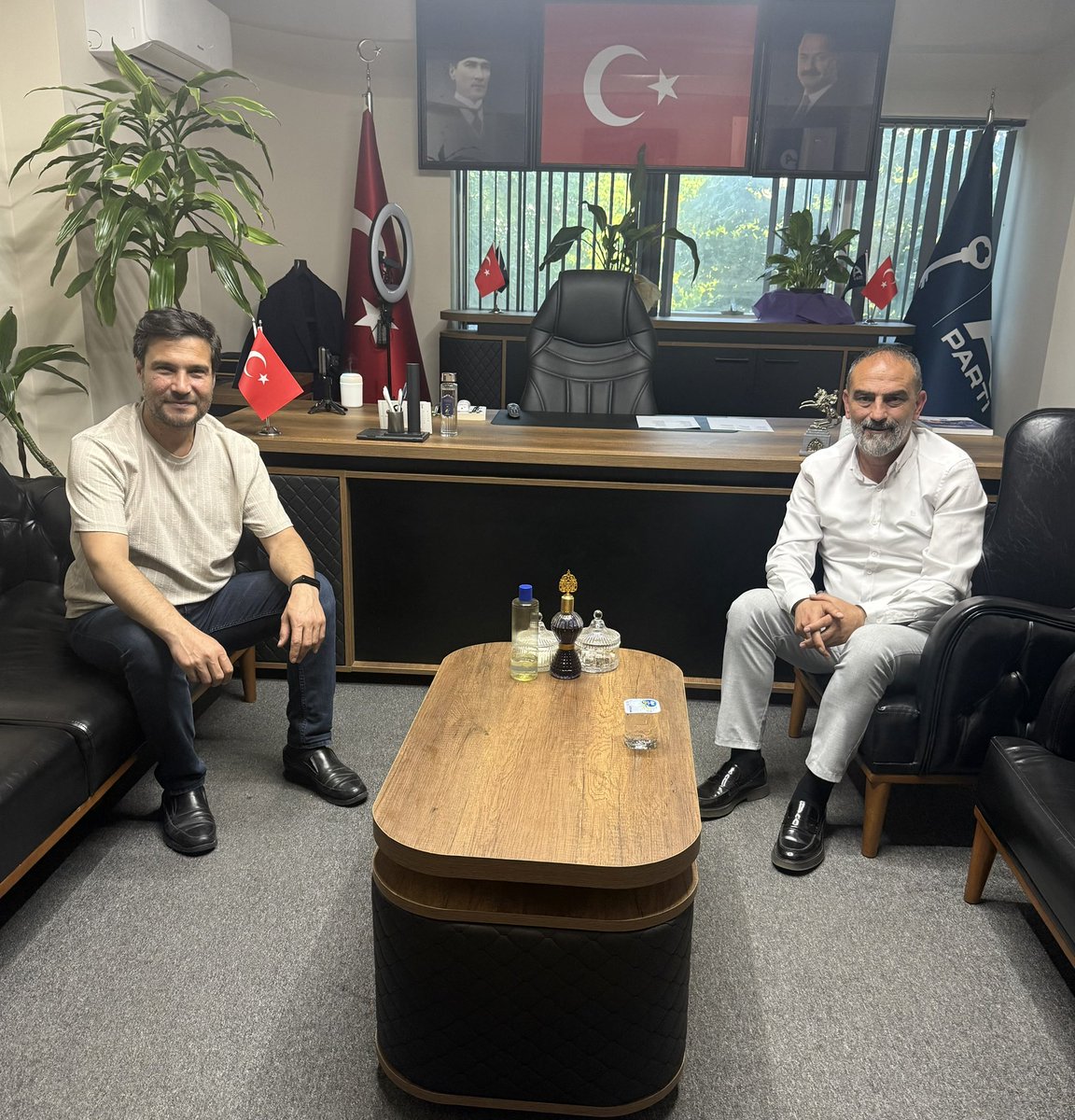 hakanyazctr's tweet photo. Hep o bizi haber yapıyordu bu sefer sıra bizde😊 Medyabar Haber Sitesi Yazarı ve TV264 Program Yapımcısı kıymetli kardeşim Ekrem Ürdüç il başkanlığımıza ziyaretimize geldi hoşgeldi...
#ikincisezon
#medyabar 
@yavuzagiraliog 
@nihal01 
@tkeskinkilic 
@ekremurduc 
@anahtarparti 
@AnahtarSakarya 
@SakaryaMedyabar