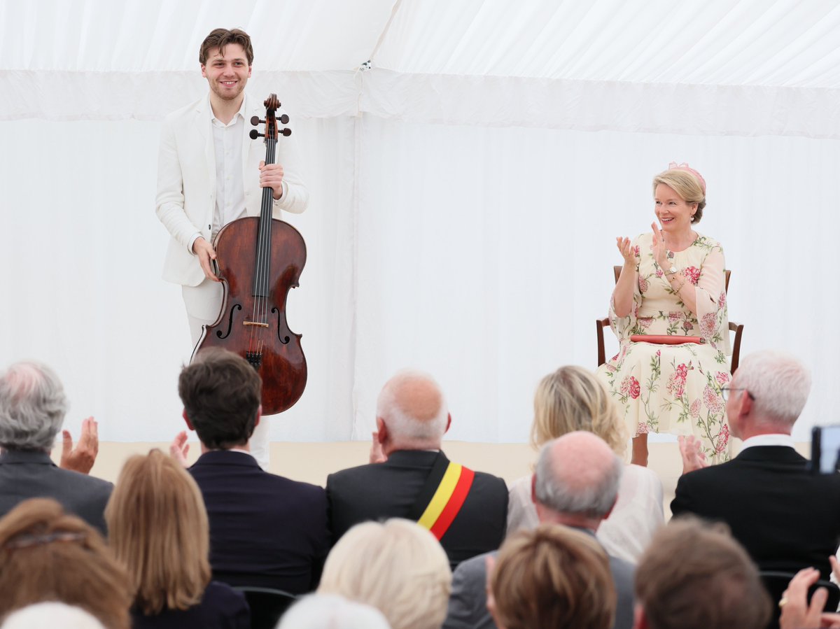 MonarchieBe's tweet photo. 🎻 Le vainqueur du concours, Ettore Pagano, se voit également remettre le violoncelle de Pablo Casals, un instrument séculaire qu’il pourra utiliser pendant quatre ans, jusqu’à la prochaine édition du concours consacrée au violoncelle. https://t.co/ykv0qcZgNT