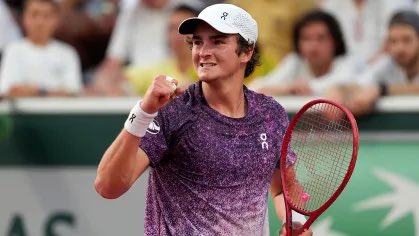 lsfernandees's tweet photo. Em 2022, uma empresa fundada por uma dos maiores tenistas de de todos os tempos, Roger Federer, a ON Running, assinou um contrato com o João, na época com 16 anos de idade. Nem no top 500 ele estava. 

Federer com o seu tino empresarial extremante aguçado, precificou o que o mercado ainda não tinha precificado.
