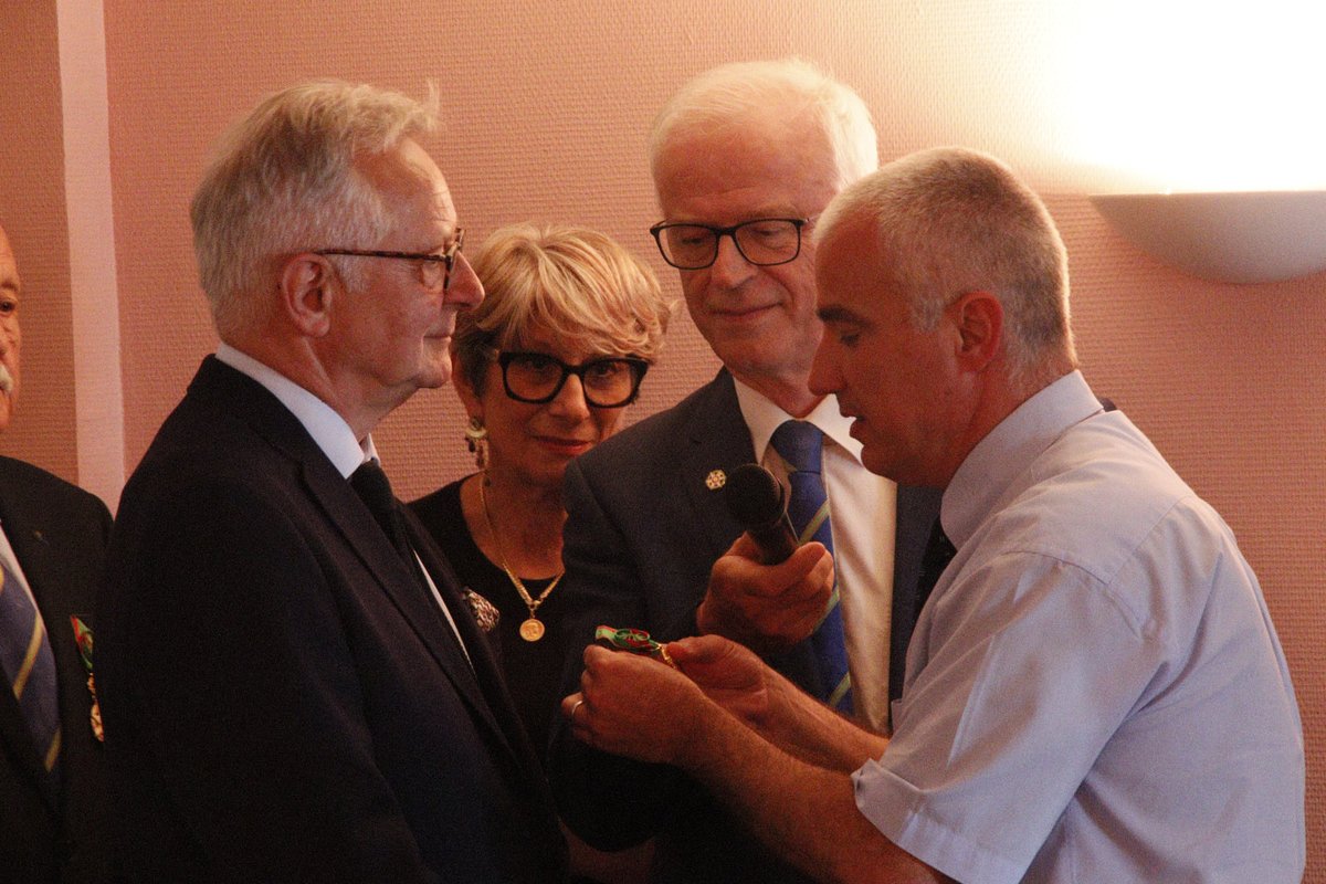 Prefet01's tweet photo. ILS FONT L’AIN | Reconnaître l’engagement au service de notre agriculture

Jeudi 28 mai 2026 à Saint-Étienne-du-Bois, Christophe Duverne, sous-préfet de Belley, a participé à l’assemblée générale de l’Association des membres de l’Ordre du Mérite agricole (AMOMA) de l’Ain.

À cette occasion, il a rappelé que l’État est aux côtés du monde agricole au quotidien, présent sur le terrain et à l’écoute des agriculteurs de l’Ain pour les accompagner dans leurs projets, leurs transitions et les difficultés auxquelles ils sont confrontés.

Dans l’Ain, l’agriculture est l’une des colonnes vertébrales du territoire. De la Bresse à la Dombes, du Bugey au Revermont et au Val de Saône, elle fait vivre des familles, structure les paysages et nourrit nos concitoyens.

À travers l’action de l’AMOMA de l’Ain et la promotion de janvier 2026, c’est l’engagement de celles et ceux qui font vivre l’agriculture de notre territoire qui a été mis à l’honneur.

#IlsFontLAin #Agriculture #MériteAgricole #Ain