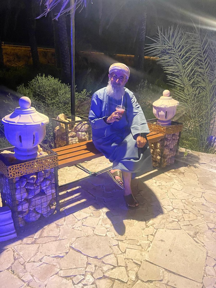 abdallahharthi1's tweet photo. #سرور بجمالها وبجمال التطوير الحضري المتمثل في الممشى والمقاهي والحارات القديمه .
تناولت القهوة في مقهى [ سرور ] واخذني الوقت في قراءة رواية تستلهم سيرة العلامة شيخنا نور الدين السالمي.. من تأليف الكاتب الكبير محمد الرحبي احد ابناء سرور 
فشكرا لابناء سرور جميعا 
وشكرا لأصحاب المقهى الجميل والذي يجمع بين الثقافة والفن وشكرا لاستاذنا الكبير @malrahby وروايته [ ربيع الامام ]