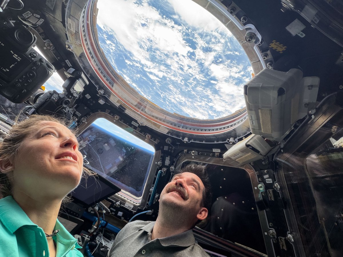 vikks99's tweet photo. Look Up! via #NASA https://t.co/t1guFigLsM #photography #space https://t.co/eslPwrXoUP