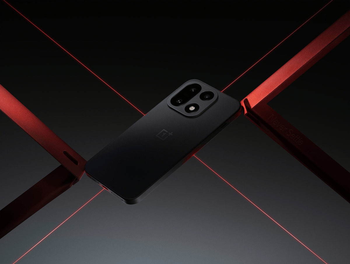 OnePlus_USA's tweet photo. Ideal phone finish 🤔
Do you prefer a matte back that stays fingerprint-free, or a glossy finish that shines? 📱 #OnePlus15 https://t.co/Z9zK0h4JmR