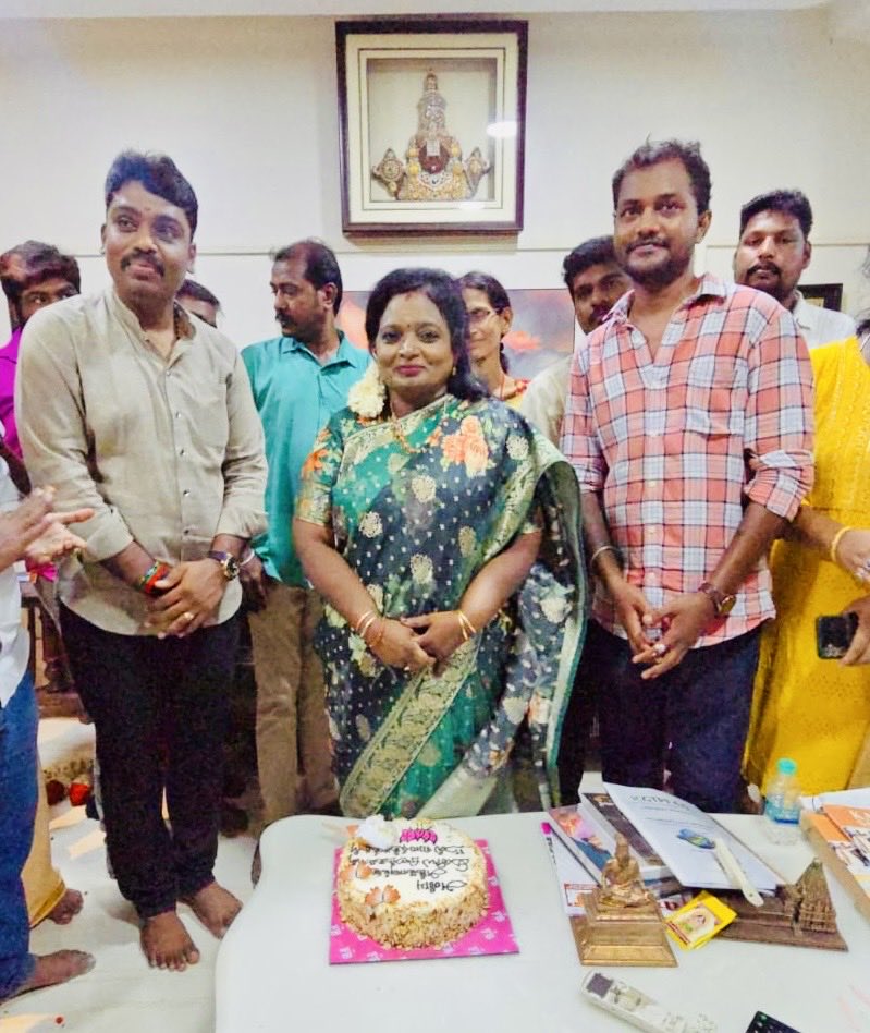Arthickjayam's tweet photo. இன்று பிறந்தநாள் காணும் எங்களின் அரசியல் ஆசான், தன்னலமற்ற சேவையின் அடையாளம், முன்னாள் ஆளுநரும் முன்னாள் மாநிலத் தலைவருமான மதிப்புக்குரிய @DrTamilisai4BJP அவர்களுக்கு எங்களது மனமார்ந்த இனிய பிறந்தநாள் நல்வாழ்த்துகளைத் தெரிவித்துக் கொள்கிறோம்.

அவர் நல்ல உடல்நலத்துடனும், நீண்ட ஆயுளுடனும், மக்களுக்கும் நாட்டிற்கும் தொடர்ந்து சேவையாற்ற இறைவனை பிரார்த்திக்கிறோம்.🎂💐#TamilisaiSoundararajan #Tamilisai #birthday #birthdaycelebration @BJP4TamilNadu