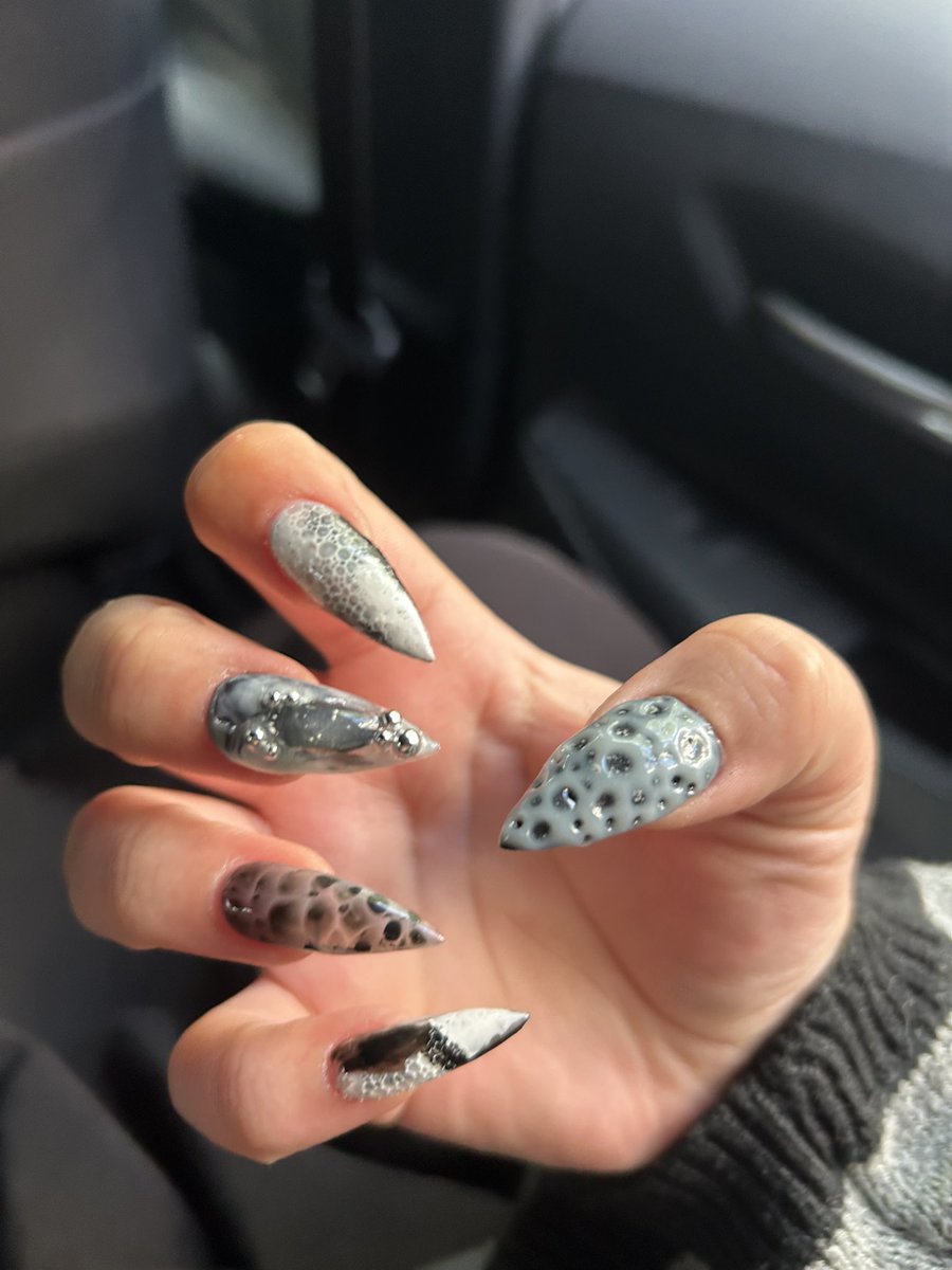 guerfroid's tweet photo. Ongles reveal 😝😝😝 (merci @3m0tive 🫶🏻🫶🏻🫶🏻) https://t.co/XhbqJsZ2YM