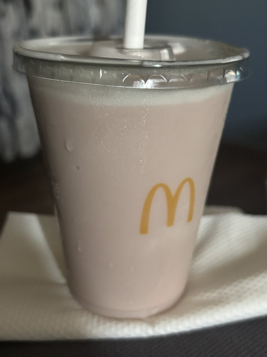 sta0rsn's tweet photo. Milkshake strawberry 🍓😋 https://t.co/nLgss43M60