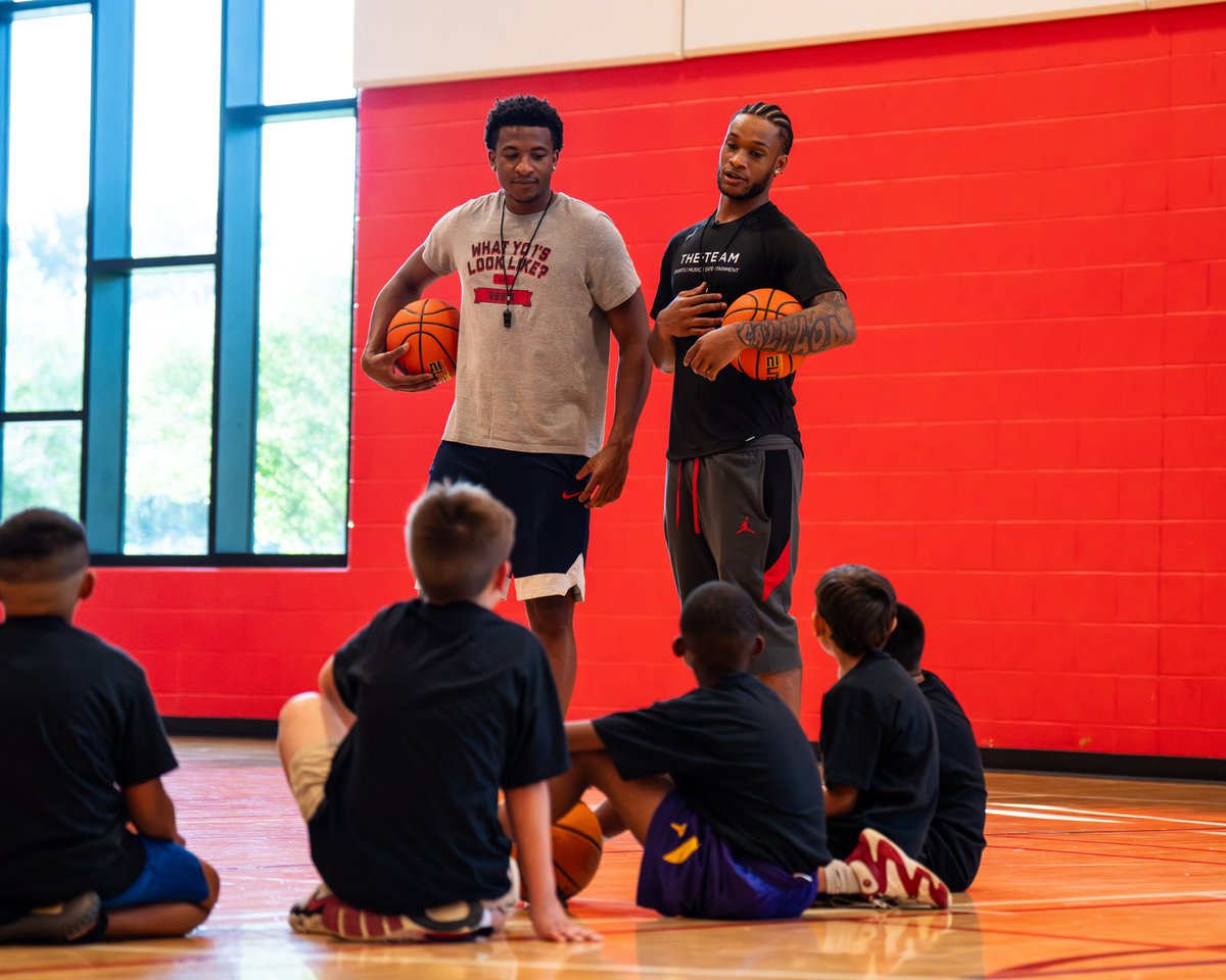TCUBasketball's tweet photo. Growing the game in DFW

@MicahhRobinson hosted a free camp  with @XavierEdmonds14 last night in Arlington 

#GoFrogs https://t.co/CxomcbX01J