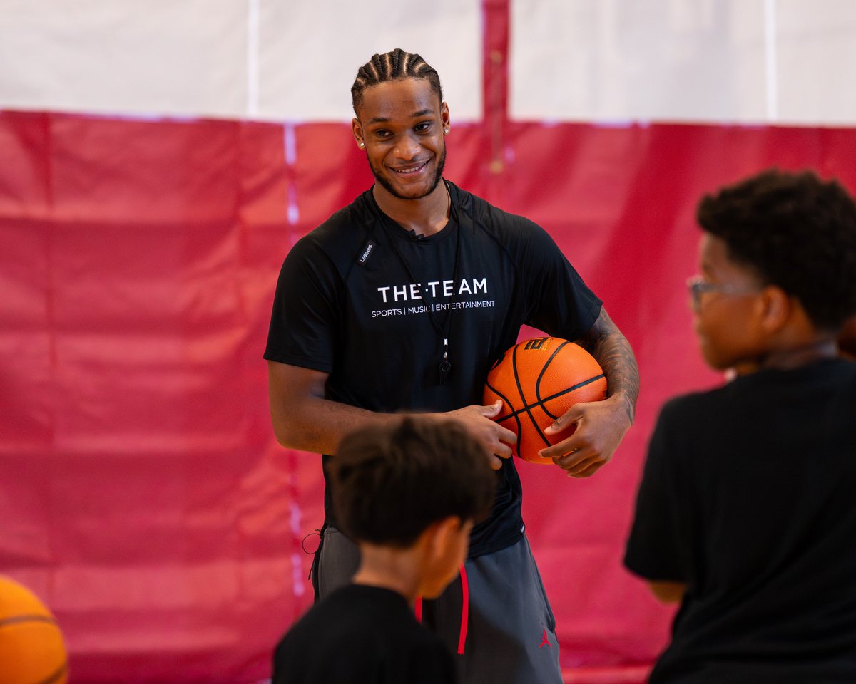 TCUBasketball's tweet photo. Growing the game in DFW

@MicahhRobinson hosted a free camp  with @XavierEdmonds14 last night in Arlington 

#GoFrogs https://t.co/CxomcbX01J
