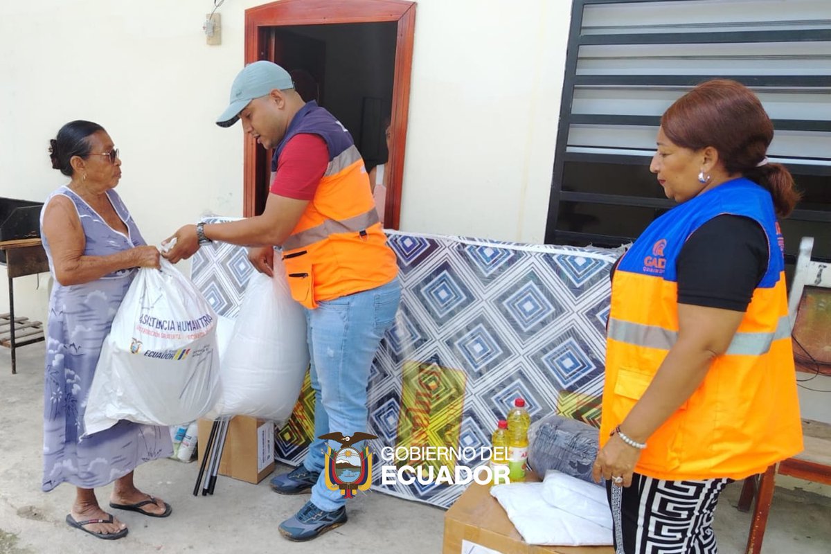 Riesgos_Ec's tweet photo. 📍 #Esmeraldas | Quinindé

Luego de los incendios estructurales registrados en los barrios Luz de América, 24 de Junio y San José de Transervis, de la parroquia Rosa Zárate, cantón Quinindé, varias familias resultaron afectadas.

El Gobierno Nacional, liderado por el presidente Daniel Noboa, está junto a la gente en Esmeraldas.

A través de la Secretaría Nacional de Gestión de Riesgos, se realizó la evaluación de necesidades y la entrega de asistencia humanitaria a las familias afectadas por estos incendios estructurales.

La asistencia fue entregada en:

🟪 Luz de América
🟪 24 de Junio
🟪 San José de Transervis

Seguimos en territorio, acompañando a nuestra gente y protegiendo vidas. 🇪🇨

@Presidencia_Ec 
@CaroLozanoHaro 
@EsmeGob_er