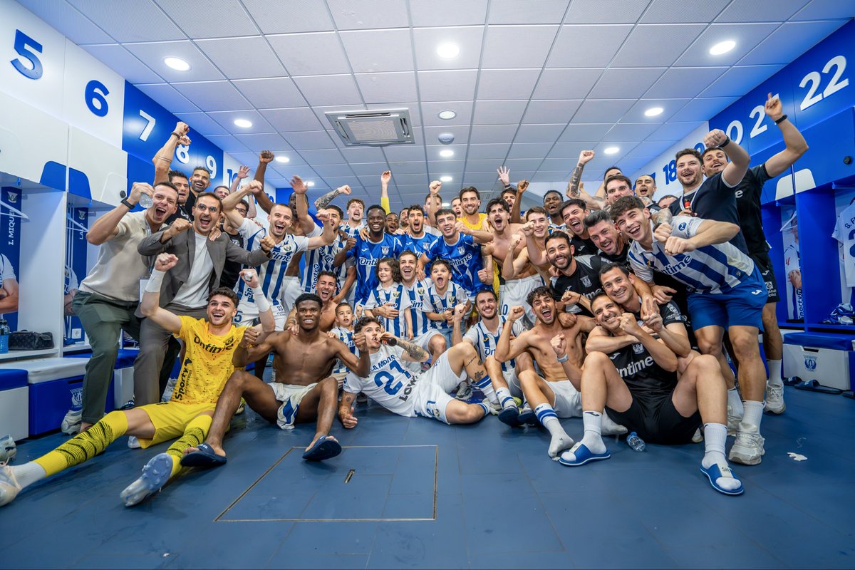 AdriCascosR's tweet photo. Llegué aquí hace 6 años y puedo afirmar que todas las horas de trabajo diario han merecido la pena.

Gracias @CDLeganes @CanteraPepinera por la confianza siempre !

Al míster Carlos M, a todo el CT y jugadores por esta semana juntos y confiar en mí.

Vamos a por más !

GRACIAS💙 https://t.co/6PmkiWW2Dw