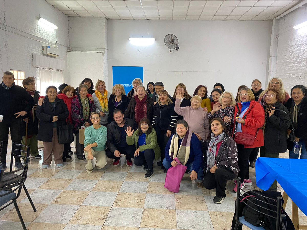 SubSecGobierno's tweet photo. TERCERA EDAD
 Compartimos una hermosa jornada en el Centro de Jubilados “20 de Julio” del Barrio Colibrí.
Disfrutamos de un divertido Bingo Musical, acompañado de cafecito, premios y muchas sonrisas compartidas. 🫶
@jaimemendezh 
@NigroFrancisco 
@MuniSanMiguelOK 
German Nuñez https://t.co/NKQvcYfOkB