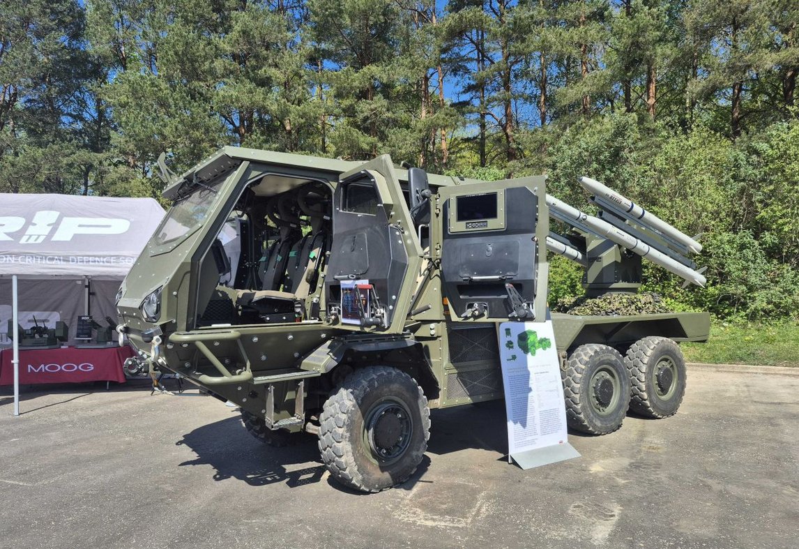 CUAS_NEWS's tweet photo. 🇬🇧 Moog UK (@Moog_Inc) partnered with Supacat (@SupacatLtd) and MBDA (@MBDAGroup) to showcase Moog's Flexible MIssile Platform (FMP).

"Moog partnered with Supacat and MBDA during  the event to showcase the Raven 5 air defence system. Based on  combat-proven technology, Raven 5 comprises four surface-launched ASRAAM  missiles fixed to Moog's Flexible Mission Platform (FMP) and mounted on  the Supacat HMT ACC. It provides full 360-degree targeting, as well as  greater mobility over in-service variants of the ground-based air  defence system."

Learn more >> https://t.co/FHfDO3Sau4
