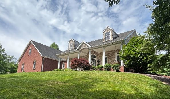 keyassoc's tweet photo. 💥NEW LISTING💥 11333 S Brookview Ct, Haubstadt, IN
Everything an owner could want comes with this 4 bedroom, 3.5 bath brick home in the Whispering Winds SD. The beautiful home sits on a private setting on 1.45 acres. Contact Rob Schulte 812-660-0322. https://t.co/w7d31W9Lvn https://t.co/cyDfQivSKQ
