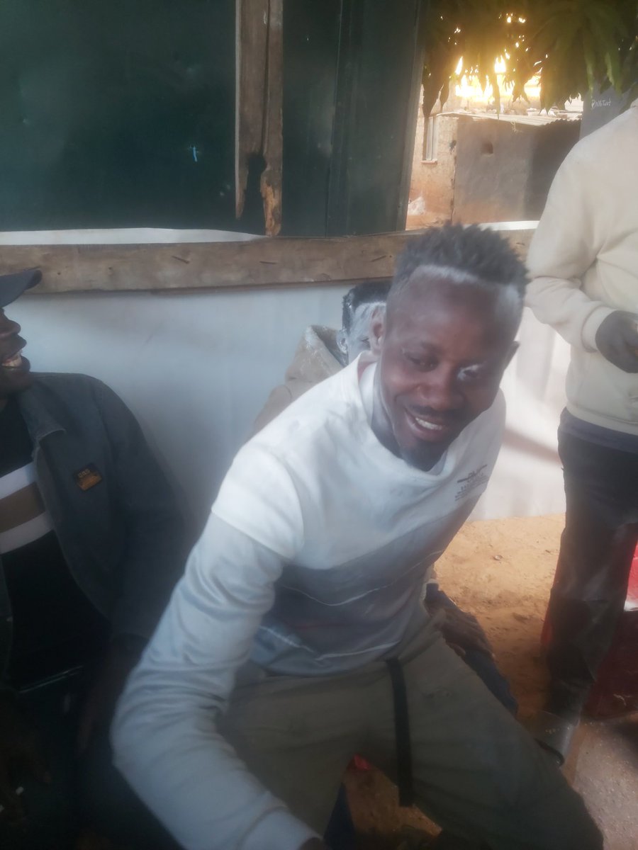 ImmanuelMwaba's tweet photo. Tule losha naimwe mwebena chipata.
Found these 2 opharns,we decided to do a little Make up them🤣🤣 https://t.co/MoyIqoe3ST