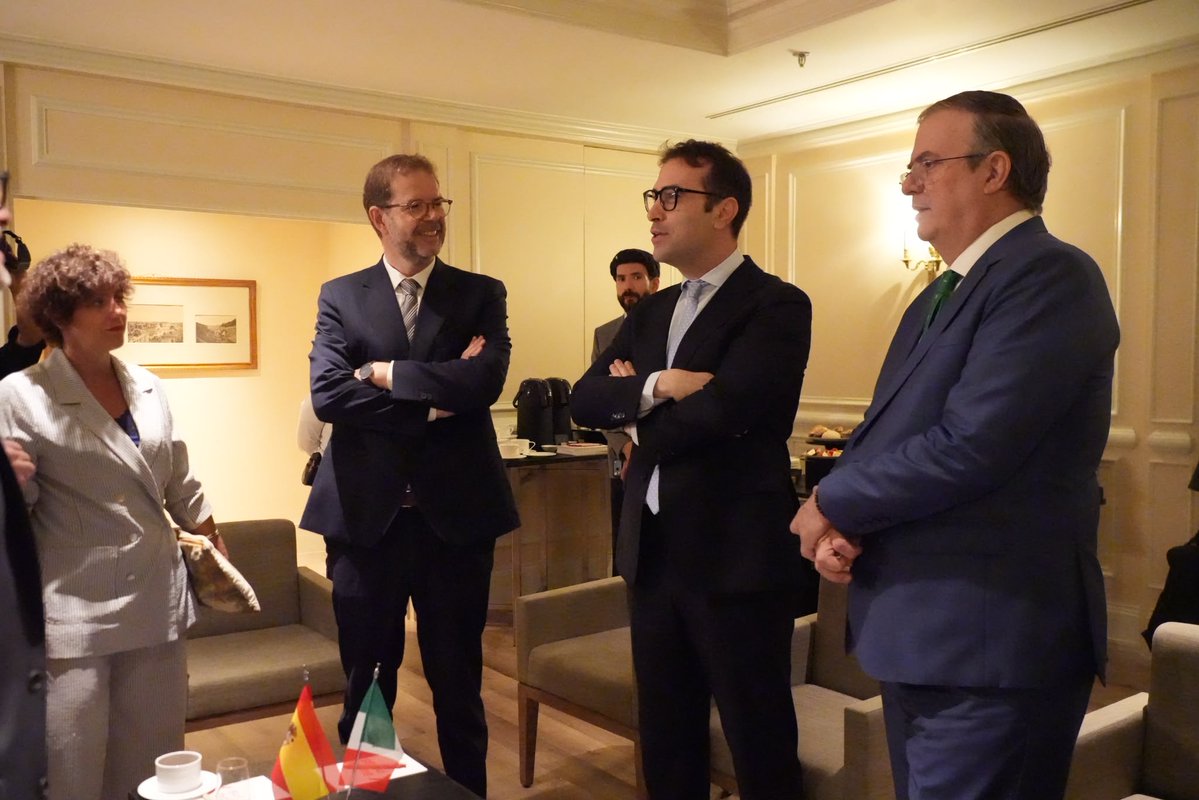 carlos_cuerpo's tweet photo. Productivo encuentro con el secretario de Economía de México, Marcelo Ebrard @m_ebrard en el que destacamos la fortaleza de nuestros lazos económicos, con perspectivas positivas para 2026 y un compromiso común con el multilateralismo. https://t.co/LtJQ3t6BiB