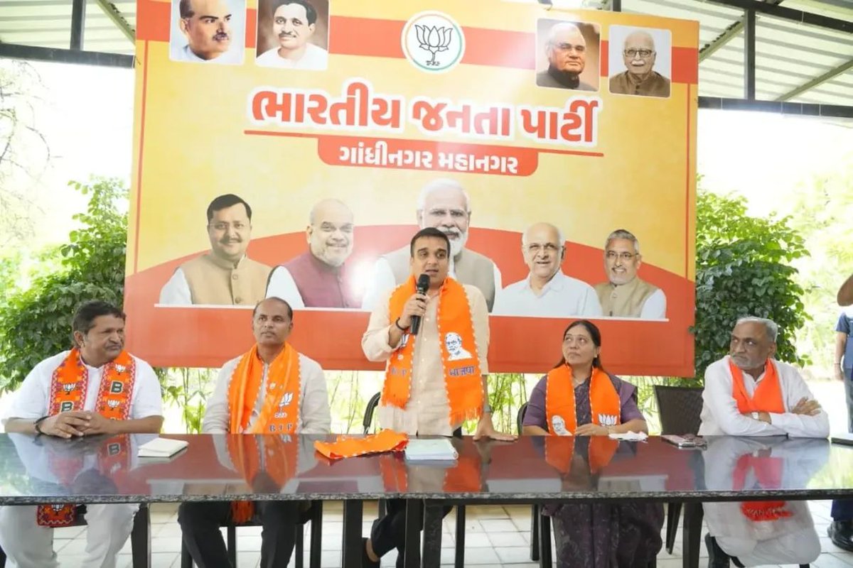 hemabhattbjp's tweet photo. આજરોજ ગુજરાત રાજ્યના યુવા, ઊર્જાવાન અને  લોકપ્રિય નાયબ મુખ્યમંત્રી અને ગાંધીનગર મહાનગરના પ્રભારી મંત્રી શ્રી @sanghaviharsh સાહેબે  ભારતીય જનતા પાર્ટી, ગાંધીનગર મહાનગરના કાર્યાલય સેક્ટર- 8 ખાતે હોદ્દેદારશ્રીઓ તેમજ કાર્યકર્તાઓ સાથે શુભેચ્છા મુલાકાત કરીને સંવાદ કર્યો . https://t.co/BSWgWI01N3