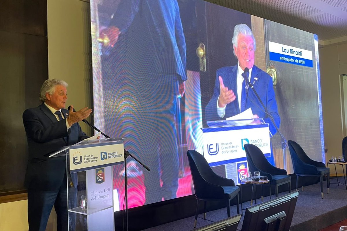 Uniondeexport's tweet photo. Cerrando la oratoria de nuestro evento, el embajador de EE.UU, Lou Rinaldi, expone sobre desafíos y oportunidades en la
relación bilateral, con foco en servicios.

#DiadelaExportacion
#SomosUEU

@usembassyMVD
@BROU_uy https://t.co/NkdBdGdrZn