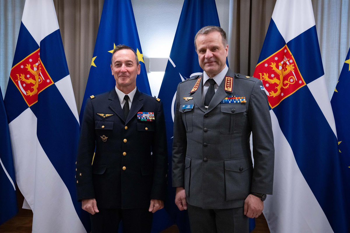 CEMA_FR's tweet photo. 📍Helsinki | Avec mon homologue 🇫🇮, le général d’armée Janne Jaakkola, à qui j’ai eu l’honneur de remettre les insignes de commandeur de la Légion d’honneur. 

Mettre en perspective nos visions stratégiques et partager nos expertises permet de nourrir notre réflexion et de coordonner notre action.

À la rencontre des auditeurs 🇫🇷 de l’@IHEDN, nous avons eu des échanges riches sur l’environnement stratégique, aux confins de l’Europe et de l’OTAN.