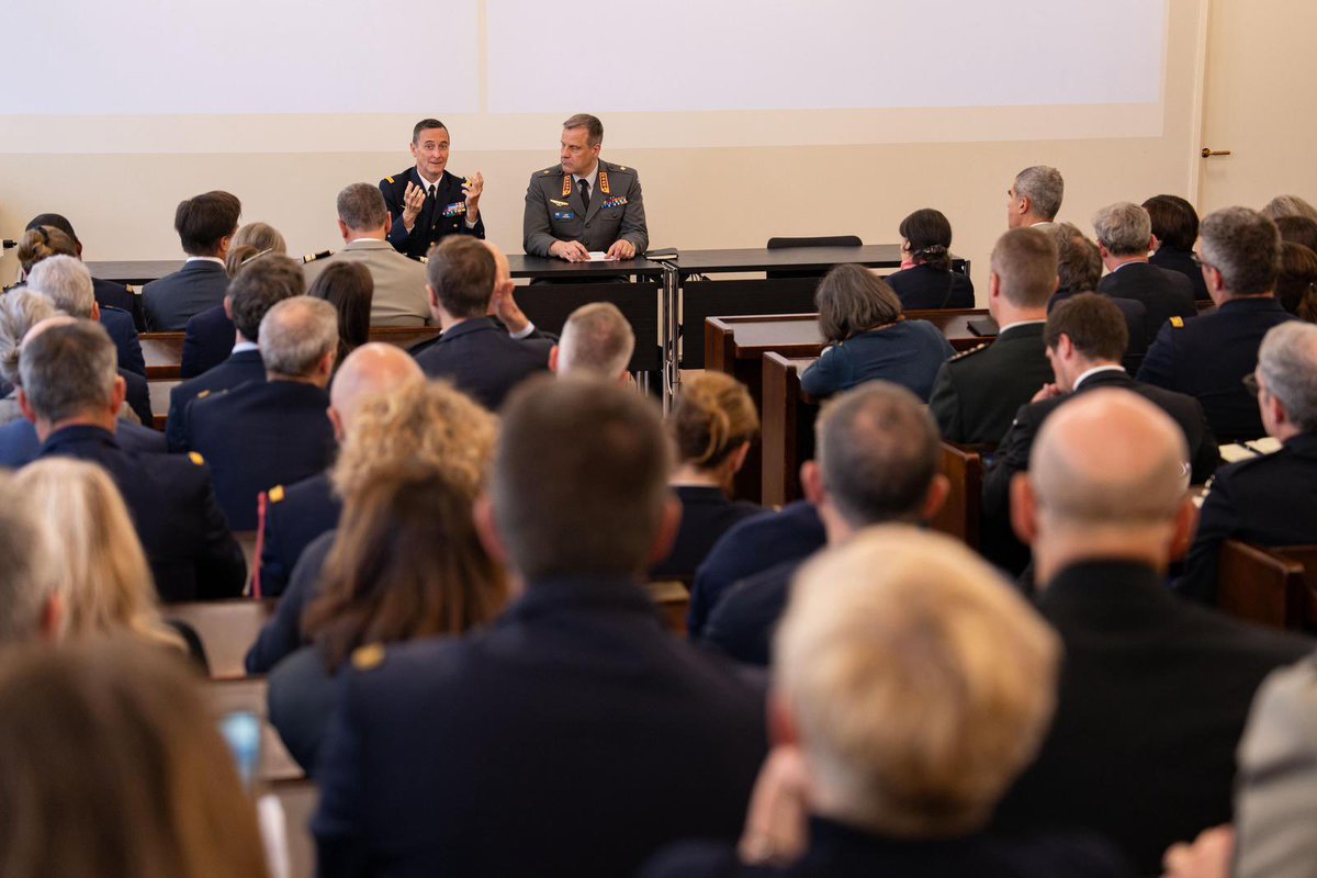 CEMA_FR's tweet photo. 📍Helsinki | Avec mon homologue 🇫🇮, le général d’armée Janne Jaakkola, à qui j’ai eu l’honneur de remettre les insignes de commandeur de la Légion d’honneur. 

Mettre en perspective nos visions stratégiques et partager nos expertises permet de nourrir notre réflexion et de coordonner notre action.

À la rencontre des auditeurs 🇫🇷 de l’@IHEDN, nous avons eu des échanges riches sur l’environnement stratégique, aux confins de l’Europe et de l’OTAN.