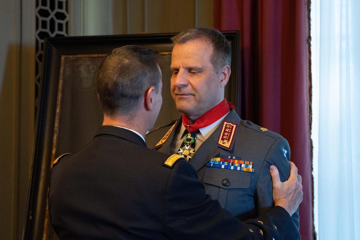 CEMA_FR's tweet photo. 📍Helsinki | Avec mon homologue 🇫🇮, le général d’armée Janne Jaakkola, à qui j’ai eu l’honneur de remettre les insignes de commandeur de la Légion d’honneur. 

Mettre en perspective nos visions stratégiques et partager nos expertises permet de nourrir notre réflexion et de coordonner notre action.

À la rencontre des auditeurs 🇫🇷 de l’@IHEDN, nous avons eu des échanges riches sur l’environnement stratégique, aux confins de l’Europe et de l’OTAN.