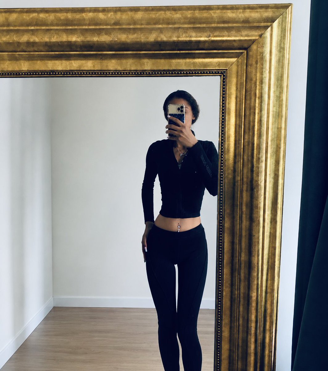 alexapiink99's tweet photo. Messy bun but new place☺️💕
#messybun #mixedrace #scandinavia https://t.co/nXnS23PTRm