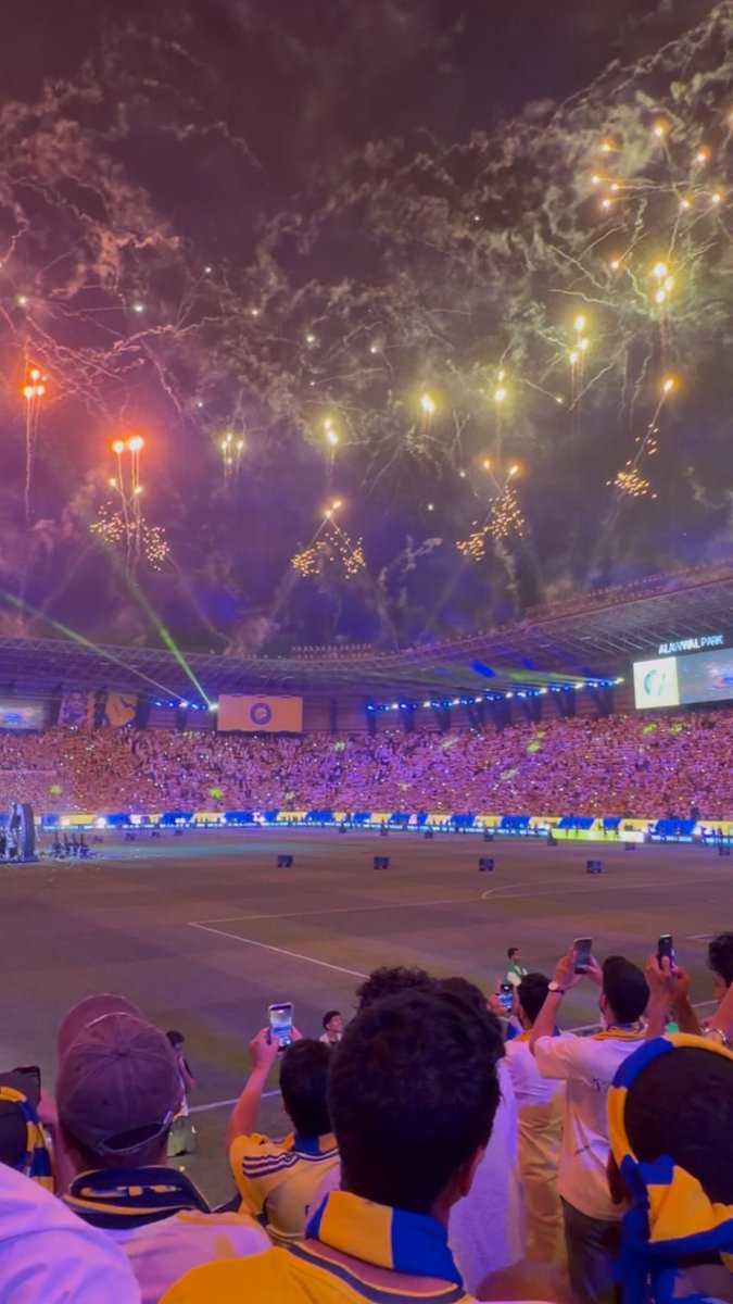 c_02v's tweet photo. @AlNassrFC اعظم لحظات حياتي واغلى المباريات اللي حضرتها لك ياعشقي
ليلة بحكيها ل احفاد احفادي اني من الحاضرين فيها وشفت روحي ترفع الدوري الاقوى والاصعب 
وشفت الاسطوره رونالدو يرفعها بشعار روحي وع��قي💛💛💛💛💛💛💛💛 https://t.co/D7xY34tJtm